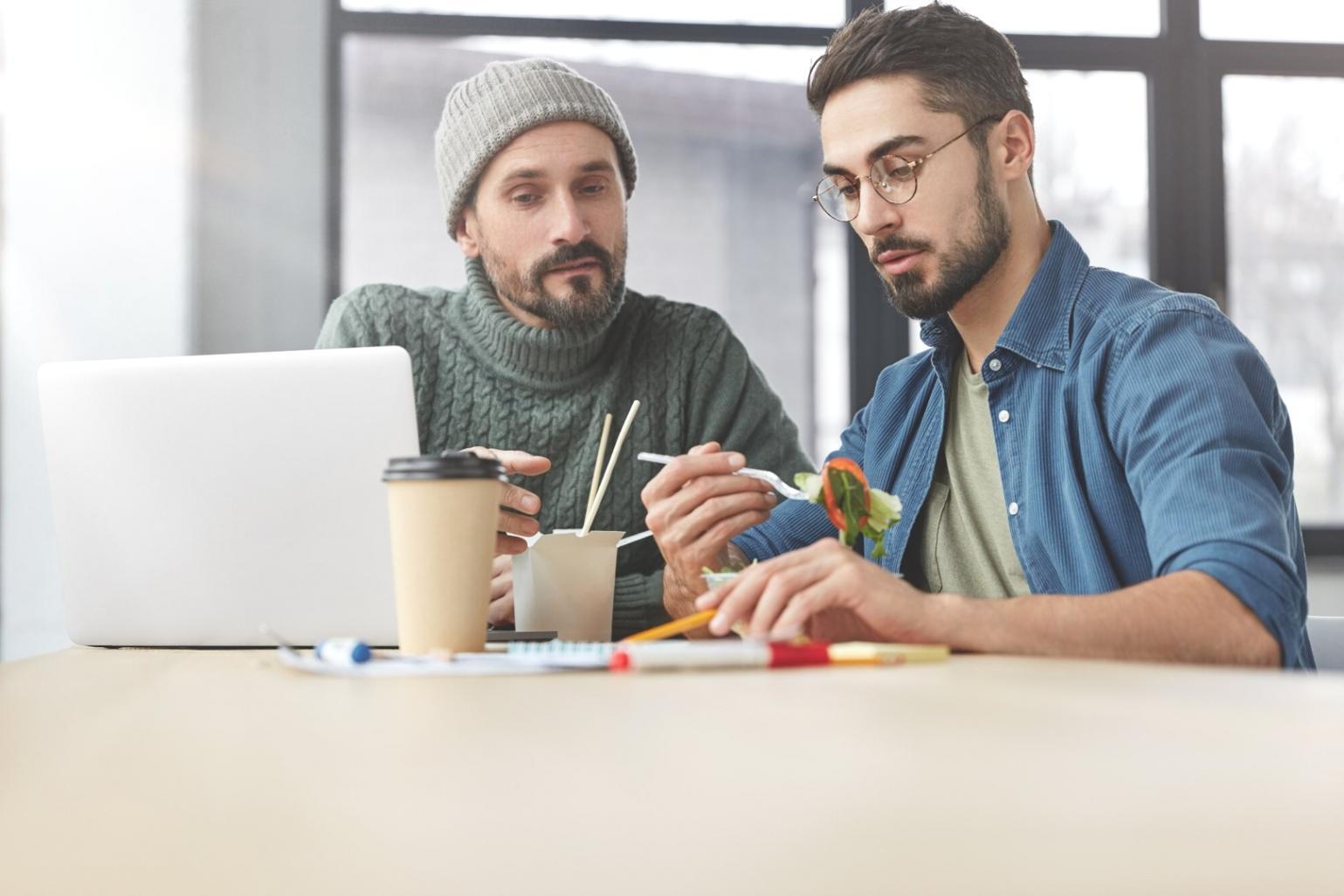 Analyse des données financières sur écran montrant des graphiques de performance budgétaire