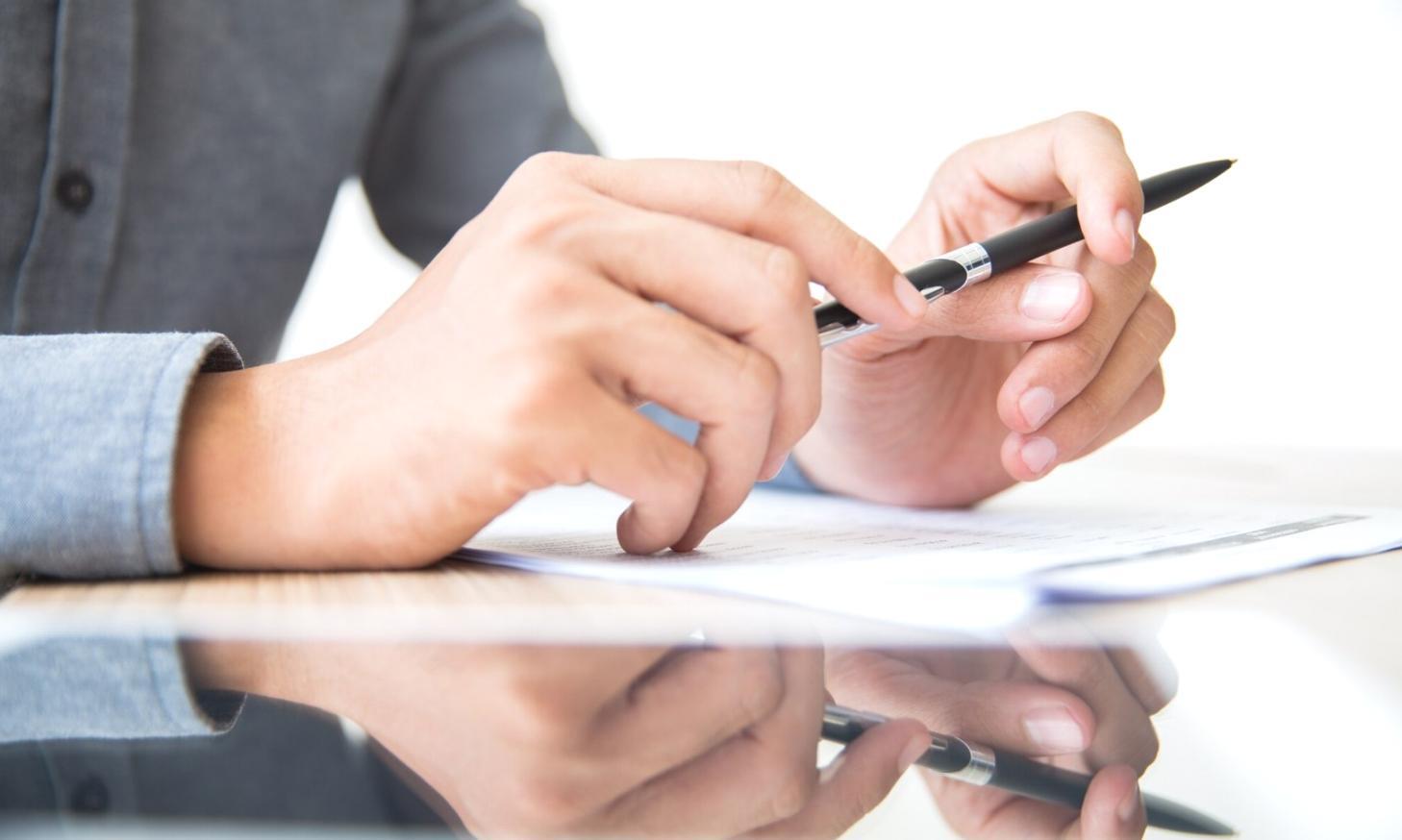 Personne analysant des données financières sur un ordinateur avec des graphiques budgétaires